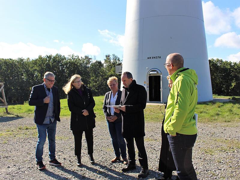 Bayerns Wirtschaftsminister Hubert Aiwanger zu Besuch in Lonnerstadt: Vor dem Windrad Nummer 3 werden Pl&auml;ne studiert.