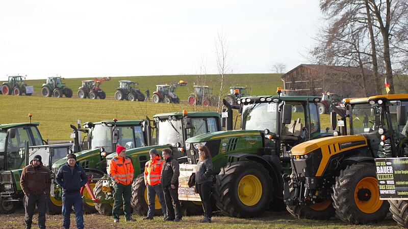 Der Protestzug erreicht Hausen - Kundgebung am PilatushofDer Protestzug erreicht Hausen - Kundgebung am Pilatushof