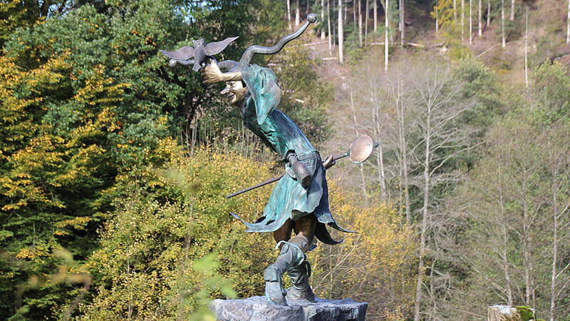 Till Eulenspiegel hält Ausschau nach dem Beginn der Karnevals-Saison