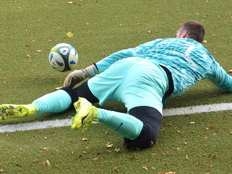 Yannick Riedel vom TV Jahn Winkels hatte gegen den FC Westheim jede Menge zu tun bei der 1:3-Niederlage.