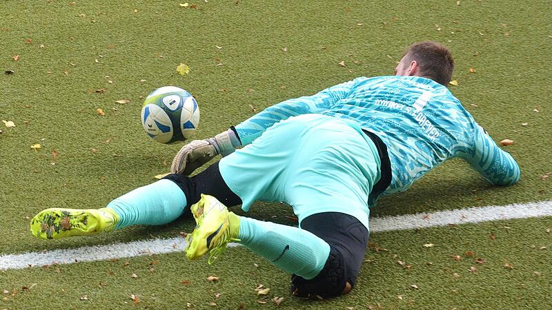 Yannick Riedel vom TV Jahn Winkels hatte gegen den FC Westheim jede Menge zu tun bei der 1:3-Niederlage.