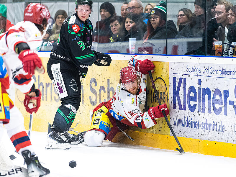Gegen den Deggendorfer SC (in Rot-Weiß) zeigt Höchstadt große Moral, unterliegt dem Favoriten aber mit 3:6.