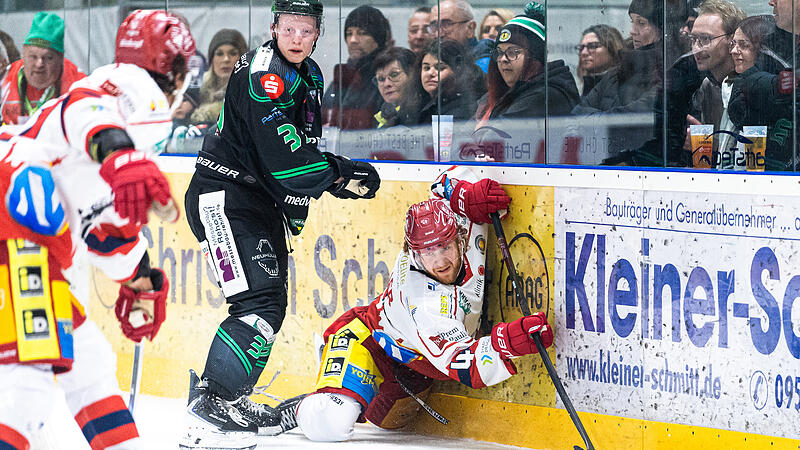 Gegen den Deggendorfer SC (in Rot-Weiß) zeigt Höchstadt große Moral, unterliegt dem Favoriten aber mit 3:6.