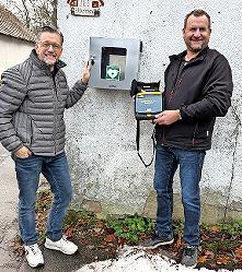 Der Bürgermeister Karsten Fischkal und Ortssprecher Alexander Schickert mit dem „Defi“. Der Bürgermeister Karsten Fischkal und Ortssprecher Alexander Schickert mit dem „Defi“.