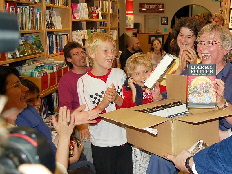 Die Buchhandlung als kultureller Treffpunkt: Irmgard Clausen  &ndash; hier bei einer der aufwendig inszenierten  Harry-Potter-N&auml;chte &ndash; f&uuml;hlt sich auch ihrer sozialen und gesellschaftlichen Verantwortung  verpflichtet. Lesef&ouml;rderung ist ihre Leidenschaft.