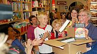 Die Buchhandlung als kultureller Treffpunkt: Irmgard Clausen – hier bei einer der aufwendig inszenierten Harry-Potter-Nächte – fühlt sich auch ihrer sozialen und gesellschaftlichen Verantwortung verpflichtet. Leseförderung ist ihre Leidenschaft. Die Buchhandlung als kultureller Treffpunkt: Irmgard Clausen – hier bei einer der aufwendig inszenierten Harry-Potter-Nächte – fühlt sich auch ihrer sozialen und gesellschaftlichen Verantwortung verpflichtet. Leseförderung ist ihre Leidenschaft.