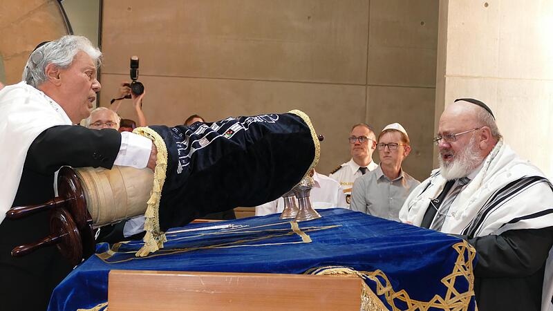 Rabbiner Salomon Almekias-Siegl (links) und IKG-Vorsitzender Martin Arieh Rudolph bei der Enth&uuml;llung der neuen Thorarolle in der Bamberger Synagoge im Juni 2023.
