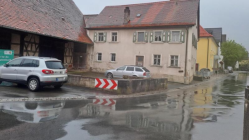 Die &bdquo;Mistn&ldquo; vor dem Kr&auml;mershaus in Leutenbach stellt eine Gefahrenquelle f&uuml;r den Stra&szlig;enverkehr dar.Forchheim & Fr&auml;nkische Schweiz