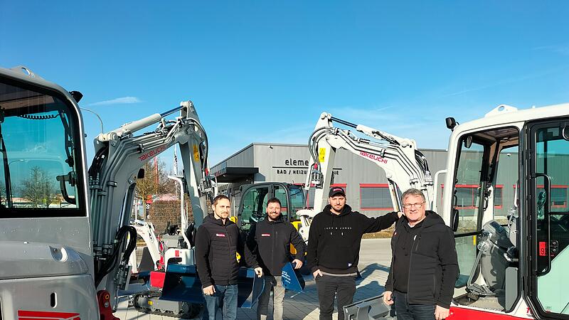 Gehring Baumaschinen gibt es jetzt auch in Bamberg: Das Bild zeigt (von links) Niederlassungsleiter Manuel Fr&ouml;hlich, die Gesch&auml;ftsf&uuml;hrer Michael und Johannes Gehring sowie Rudolf Will (Vertrieb).