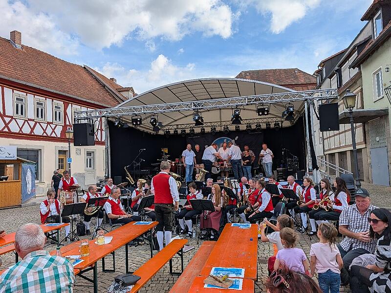 Stadtfest Musik und Märkte in Münnerstadt 2025Stadtfest Musik und Märkte 2025 in Münnerstadt Beim traditionellen Bieranstich waren 1. Bürgermeister Michael Kastl (CSU), 2. Bürgermeister Andreas Trägner (FW) und 3. Bürgermeister Axel Knauff (SPD) dabei.
