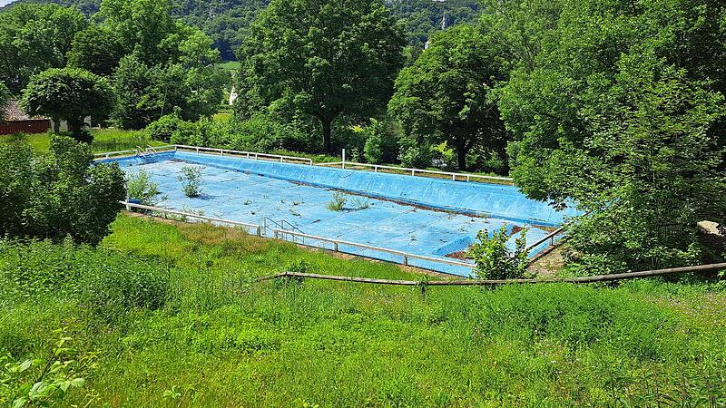Das Freibad in Streitberg liegt aktuell brach und bedarf dringend einer Sanierung.Forchheim & Fr&auml;nkische Schweiz