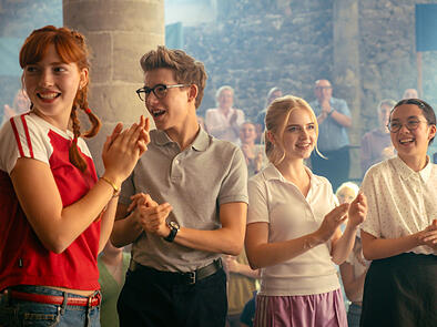 Ida (Emilia Maier), Max (Thilo Fridolin Matthes), Helene (Emilia Pieske) und Leonie (Purnima Grätz) freuen sich, dass die Schule-Challenge fair weiter geht.