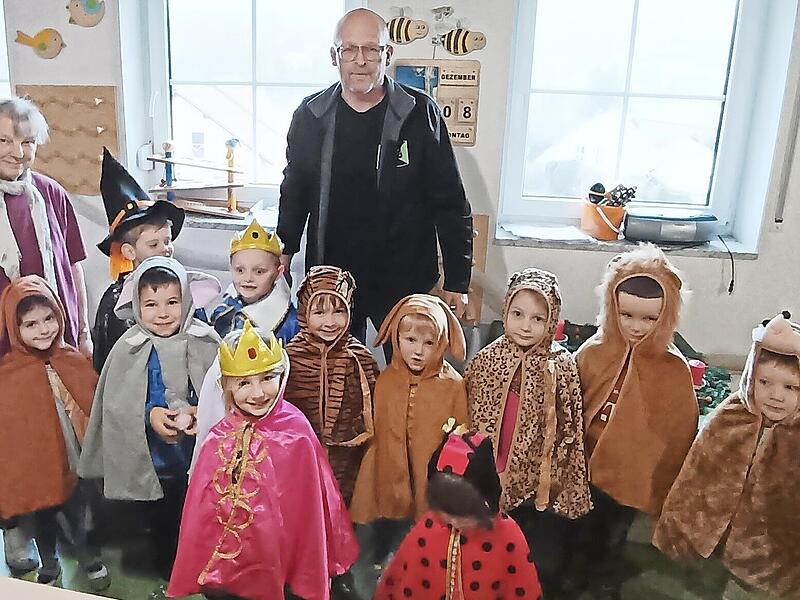 Kita-Leiterin Bienlein und die Kinder bedanken sich f&uuml;r die Spende bei Uwe D&uuml;ck.