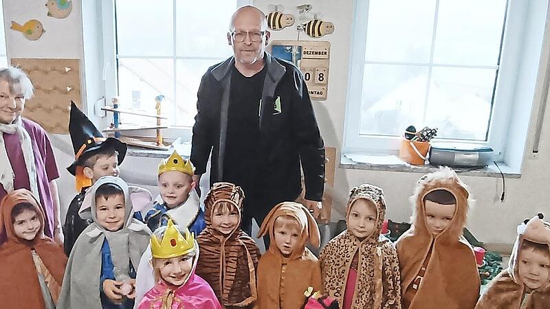 Kita-Leiterin Bienlein und die Kinder bedanken sich für die Spende bei Uwe Dück. Kita-Leiterin Bienlein und die Kinder bedanken sich für die Spende bei Uwe Dück.