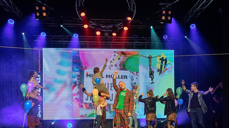 Videodreh in der Stadthalle in Schweinfurt: Der Kabarettist Michl M&uuml;ller sowie Mitglieder und Freunde der Faschingsgesellschaft Schwarze Elf tanzen f&uuml;r das Musikvideo zu M&uuml;llers Lied &bdquo;Wie jedes Jahr&ldquo;.