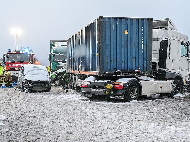 Mindestens drei Menschen sterben auf glatter Autobahn