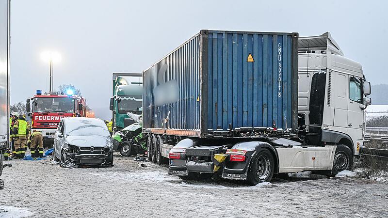 Mindestens drei Menschen sterben auf glatter Autobahn