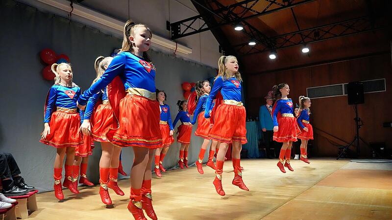Die Super-Girls der Jugendgarde zeigten ihren Showtanz.Prunksitzung Buckenhof Die Super-Girls der Jugendgarde zeigten ihren Showtanz.Prunksitzung Buckenhof