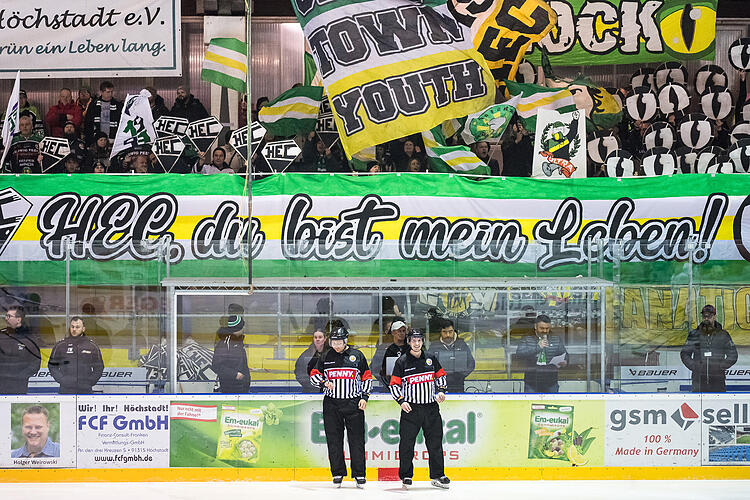 Fans der Höchstadt Alligators mit Choreo daheim gegen EV Lindau Islanders