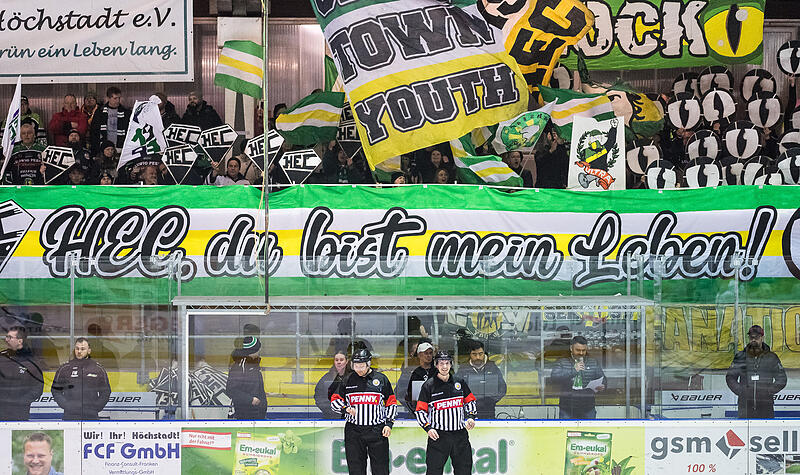 Fans der Höchstadt Alligators mit Choreo daheim gegen EV Lindau Islanders Fans der Höchstadt Alligators mit Choreo daheim gegen EV Lindau Islanders