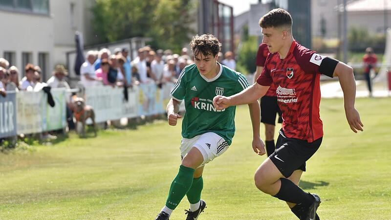 Der FC Sand um Tobias Burger (links) m&uuml;hte sich redlich, doch Marcel K&uuml;hlinger und die DJK Schwebenried/Schwemmelsbach erwiesen sich als zu stark.
