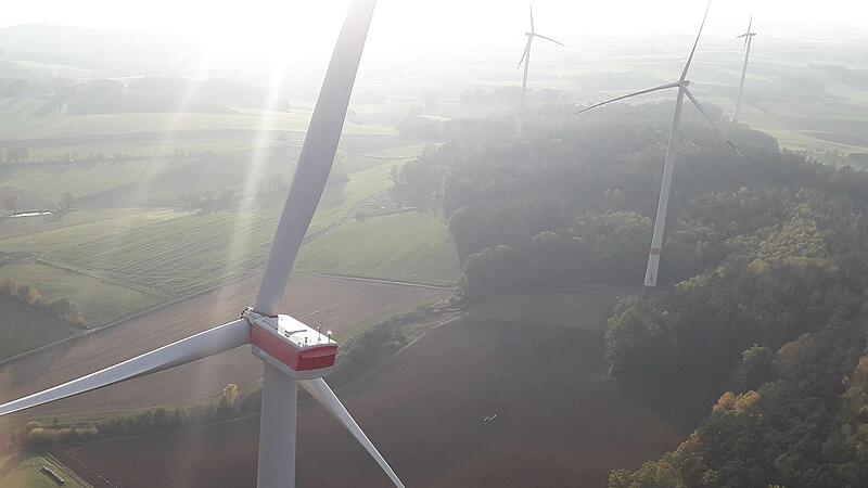Windr&auml;der bei Sonnefeld, nahe der Landkreisgrenze