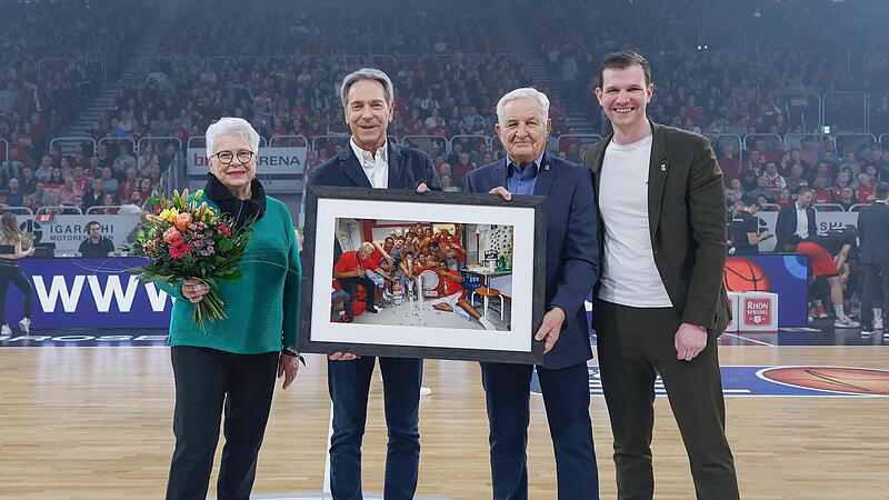 Verabschiedung beim Heimspiel gegen den FC Bayern München  am 22. Januar in  der ausverkauften Brose-Arena (von links): Ehefrau Christa Sieben, Aufsichtsratsvorsitzender Michael Stoschek, der zum Jahreswechsel ausgeschiedene Präsident Norbert Sieb...