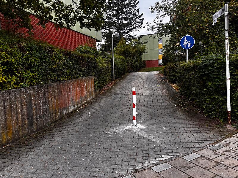 Pfosten in der Hohenlohestraße Bamberg Der Pfosten in der Hohenlohestraße war nur einige Tage vor Ort und wurde nun wieder abgebaut. Trotzdem muss nun eine Lösung für die Anwohner gefunden werden, weil es unterschiedliche Nutzungsbedürfnisse für den Weg gibt.