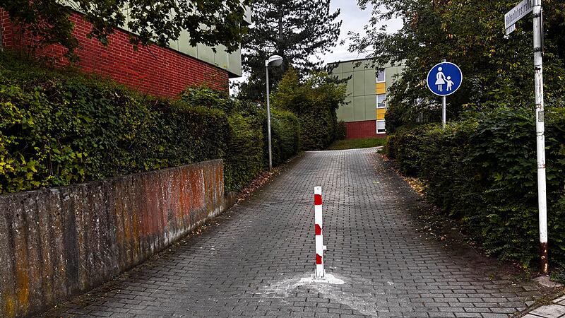 Der Pfosten in der Hohenlohestra&szlig;e war nur einige Tage vor Ort und wurde nun wieder abgebaut. Trotzdem muss nun eine L&ouml;sung f&uuml;r die Anwohner gefunden werden, weil es unterschiedliche Nutzungsbed&uuml;rfnisse f&uuml;r den Weg gibt.