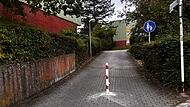 Pfosten in der Hohenlohestraße Bamberg Der Pfosten in der Hohenlohestraße war nur einige Tage vor Ort und wurde nun wieder abgebaut. Trotzdem muss nun eine Lösung für die Anwohner gefunden werden, weil es unterschiedliche Nutzungsbedürfnisse für den Weg gibt.