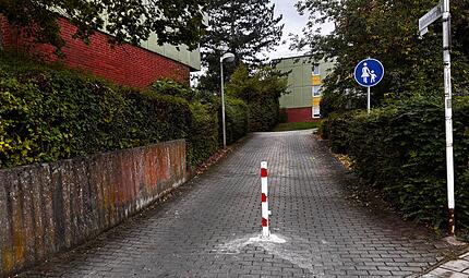 Der Pfosten in der Hohenlohestra&szlig;e war nur einige Tage vor Ort und wurde nun wieder abgebaut. Trotzdem muss nun eine L&ouml;sung f&uuml;r die Anwohner gefunden werden, weil es unterschiedliche Nutzungsbed&uuml;rfnisse f&uuml;r den Weg gibt.
