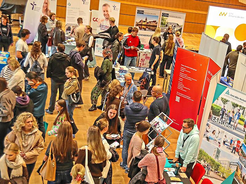 Gro&szlig;es Interesse an der Coburger Studienmesse: Rund 700 Besucher nutzten die Gelegenheit,sich an den zahlreichen Informationsst&auml;nden &uuml;ber Studieng&auml;nge, Hochschulen und berufliche Perspektiven zu informieren. Tanja Wippenbeck