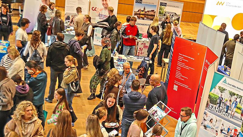 Großes Interesse an der Coburger Studienmesse: Rund 700 Besucher nutzten die Gelegenheit,sich an den zahlreichen Informationsständen über Studiengänge, Hochschulen und berufliche Perspektiven zu informieren. Tanja Wippenbeck Großes Interesse an der Coburger Studienmesse: Rund 700 Besucher nutzten die Gelegenheit,sich an den zahlreichen Informationsständen über Studiengänge, Hochschulen und berufliche Perspektiven zu informieren. Tanja Wippenbeck