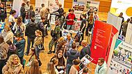 Gro&szlig;es Interesse an der Coburger Studienmesse: Rund 700 Besucher nutzten die Gelegenheit,sich an den zahlreichen Informationsst&auml;nden &uuml;ber Studieng&auml;nge, Hochschulen und berufliche Perspektiven zu informieren. Tanja Wippenbeck