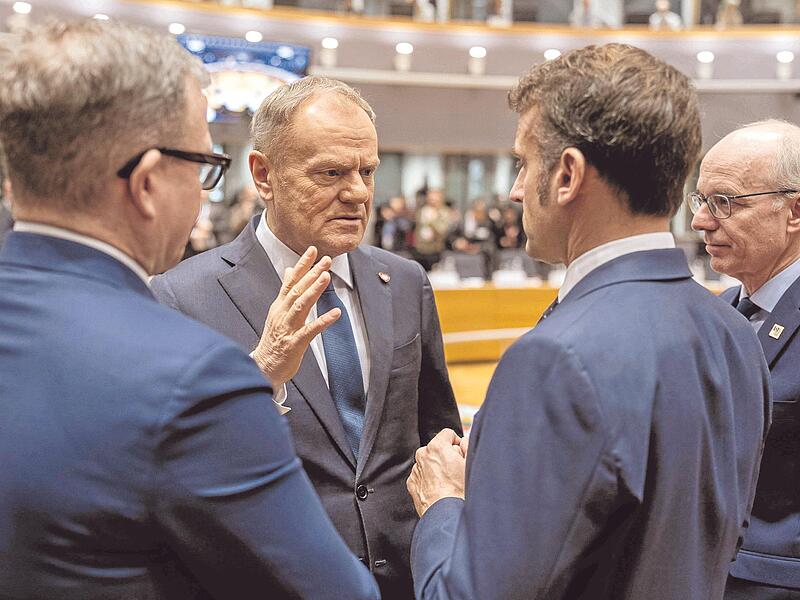 Polens Ministerpräsident Donald Tusk (Zweiter von links) im Gespräch mit Emmanuel Macron (Zweiter von rechts) beim EU-Gipfel.    Polens Ministerpräsident Donald Tusk (Zweiter von links) im Gespräch mit Emmanuel Macron (Zweiter von rechts) beim EU-Gipfel.   
