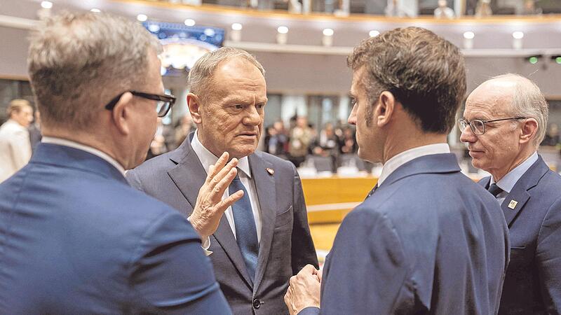 Polens Ministerpräsident Donald Tusk (Zweiter von links) im Gespräch mit Emmanuel Macron (Zweiter von rechts) beim EU-Gipfel.    Polens Ministerpräsident Donald Tusk (Zweiter von links) im Gespräch mit Emmanuel Macron (Zweiter von rechts) beim EU-Gipfel.   