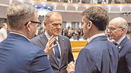 Polens Ministerpr&auml;sident Donald Tusk (Zweiter von links) im Gespr&auml;ch mit Emmanuel Macron (Zweiter von rechts) beim EU-Gipfel.    