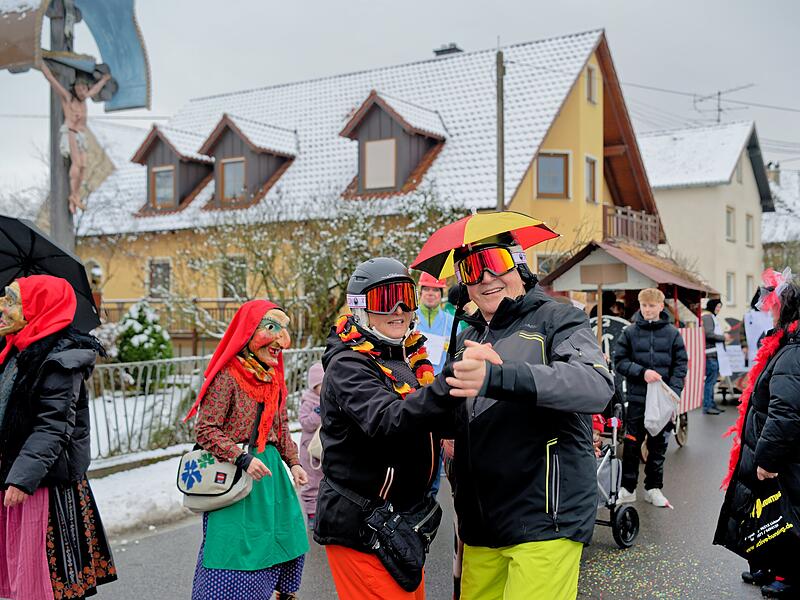 Trotz Schneefall herrschte beim Kinderfaschingsumzug in Ro&szlig;dorf eine super Stimmung.
