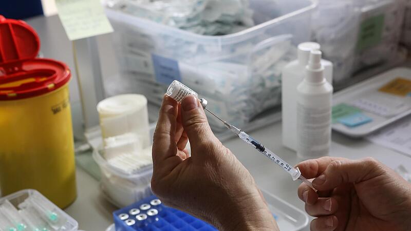 Die Corona-Boosterimpfung ist bei bestimmten Erkrankungen sinnvoll, zeigt eine  gro&szlig;e Studie am Deutschen Zentrum Immuntherapie  (DZI) des Universit&auml;tsklinikums Erlangen.