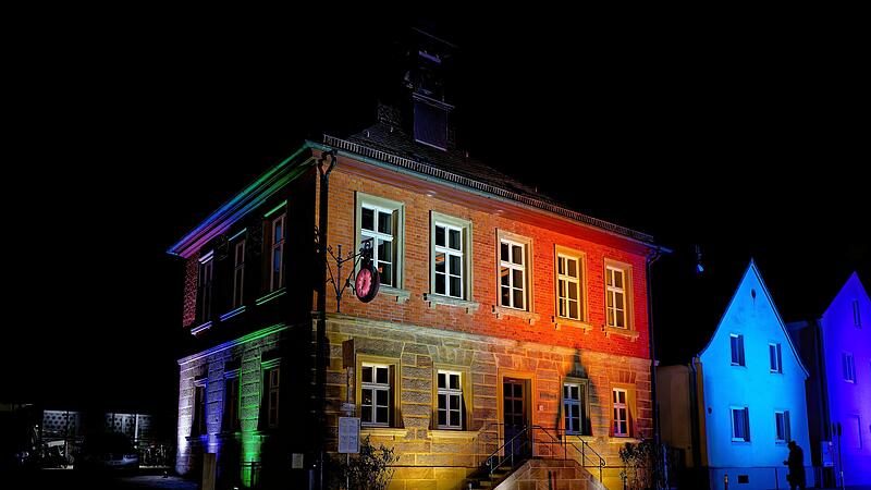 Gundelsheim hat H&auml;user und Stra&szlig;en durch besondere Beleuchtung in Szene gesetzt.