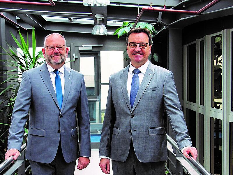 Frank Kaiser (links) und Markus Schappert haben die Bilanz der VR-Bank Oberfranken Mitte vorgestellt.