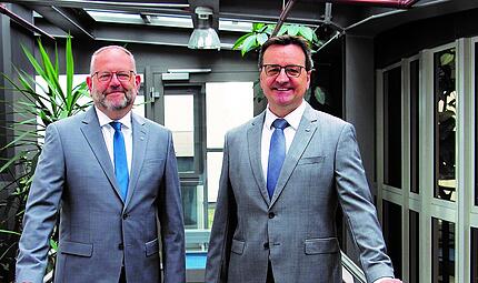Frank Kaiser (links) und Markus Schappert haben die Bilanz der VR-Bank Oberfranken Mitte vorgestellt.