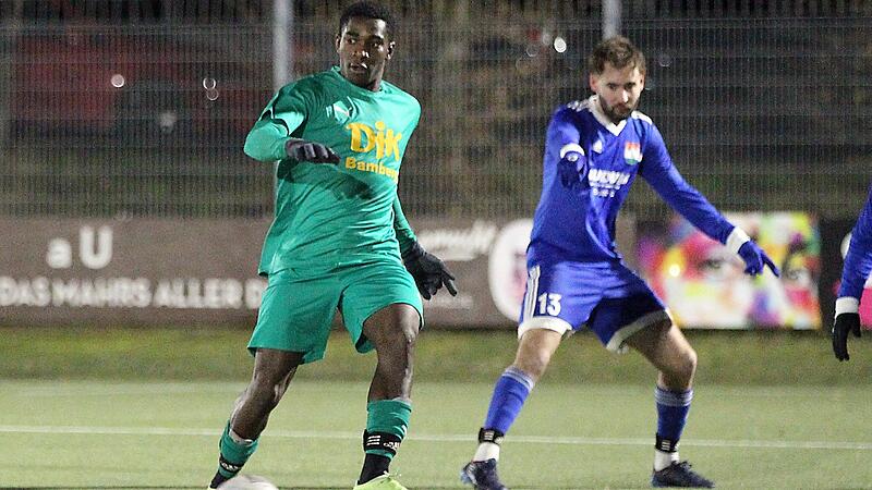 Ein Gewinner der bisherigen Vorbereitung bei der DJK Bamberg ist Adama Jarra, der aus   der zweiten  Mannschaft nach oben gezogen wurde und auch beim  0:0 im Testspiel gegen den TSV Burgebrach und Lucas Beyer (r.) zu &uuml;berzeugen wusste.