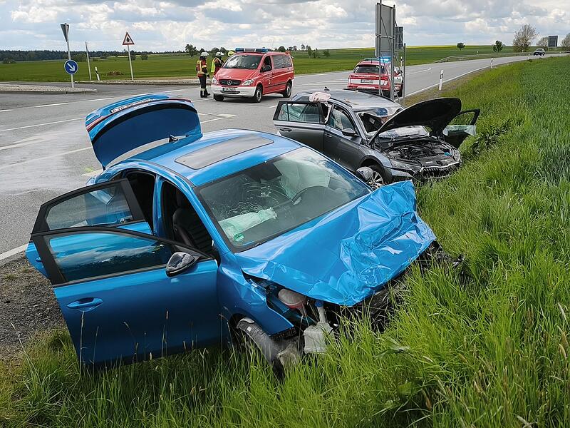 Sechs Verletzte bei Unfall auf Bundesstra&szlig;e