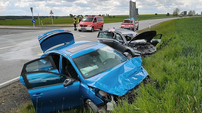 Sechs Verletzte bei Unfall auf Bundesstraße Sechs Verletzte bei Unfall auf Bundesstraße