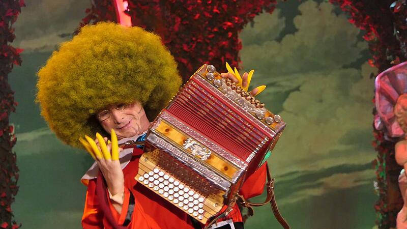 Auch mit langen Fingern&auml;geln ist Oti Schmelzer als Struwwelpeter auf seinem Schifferklavier virtuos.