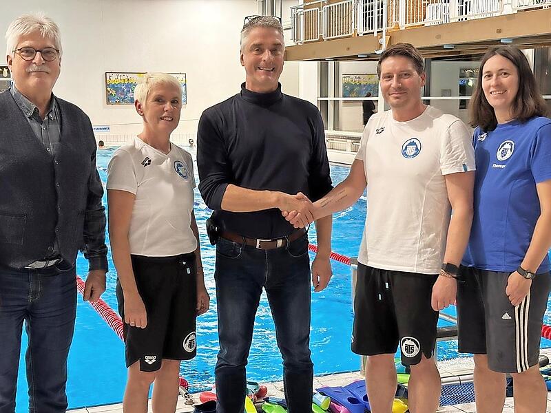 Spenden&uuml;bergabe am Beckenrand mit (von links) Horst Hohenner, Vorsitzender des Rotary Hilfswerks, Elke Brehm von der ATS-Schwimmabteilung, RC-Pr&auml;sident Jochen Hauei&szlig;en, ATS-Abteilungsleiter Kieran Garbutt und sportliche Leiterin Theresa Deichsel v...