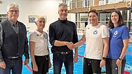 Spenden&uuml;bergabe am Beckenrand mit (von links) Horst Hohenner, Vorsitzender des Rotary Hilfswerks, Elke Brehm von der ATS-Schwimmabteilung, RC-Pr&auml;sident Jochen Hauei&szlig;en, ATS-Abteilungsleiter Kieran Garbutt und sportliche Leiterin Theresa Deichsel v...
