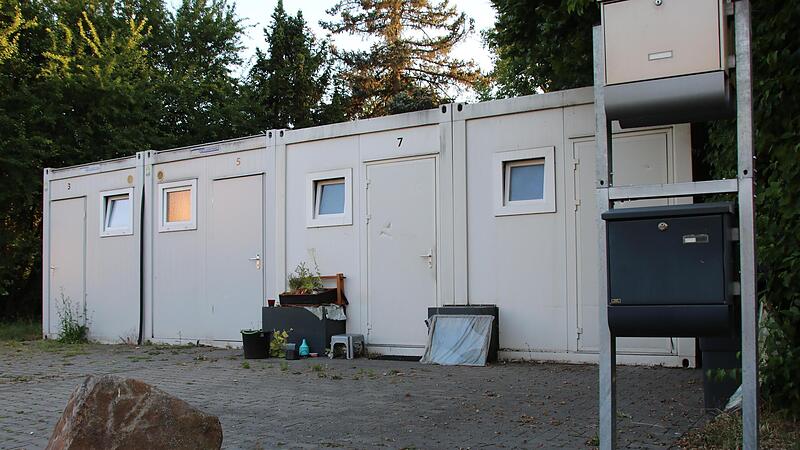 Aus vier Containern besteht die Hammelburger Obdachlosenunterkunft. Bis er am 17. Oktober 2022 ausrastete, wohnte dort ein heute 38-J&auml;hriger. Seit dem Tag nach den Sachbesch&auml;digungen und versuchten gef&auml;hrlichen K&ouml;rperverletzungen ist er in der Psy...