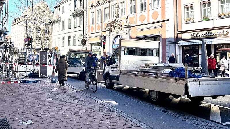 Handwerker in der Langen Straße in Bamberg führen Gerüstarbeiten durch